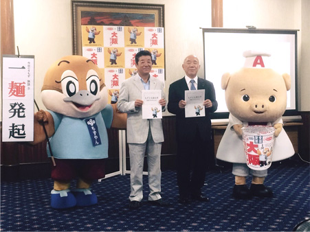 弊社の村岡寛社長と松井一郎府知事