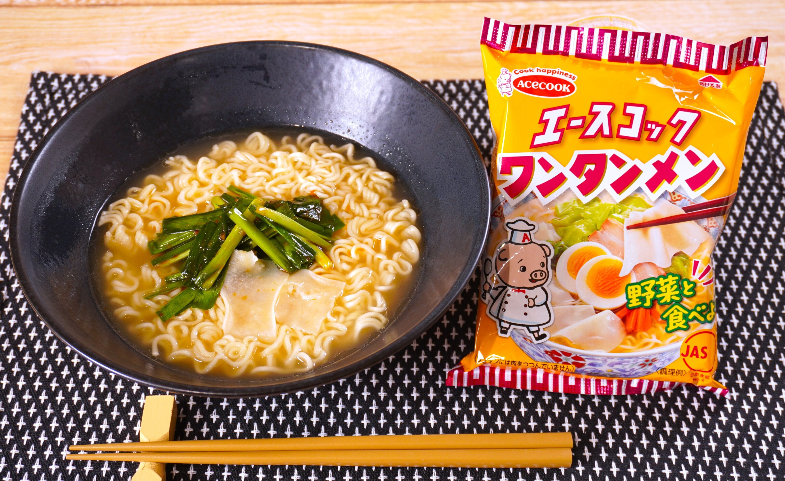 ピリ辛ニラ漬けのせワンタンメン